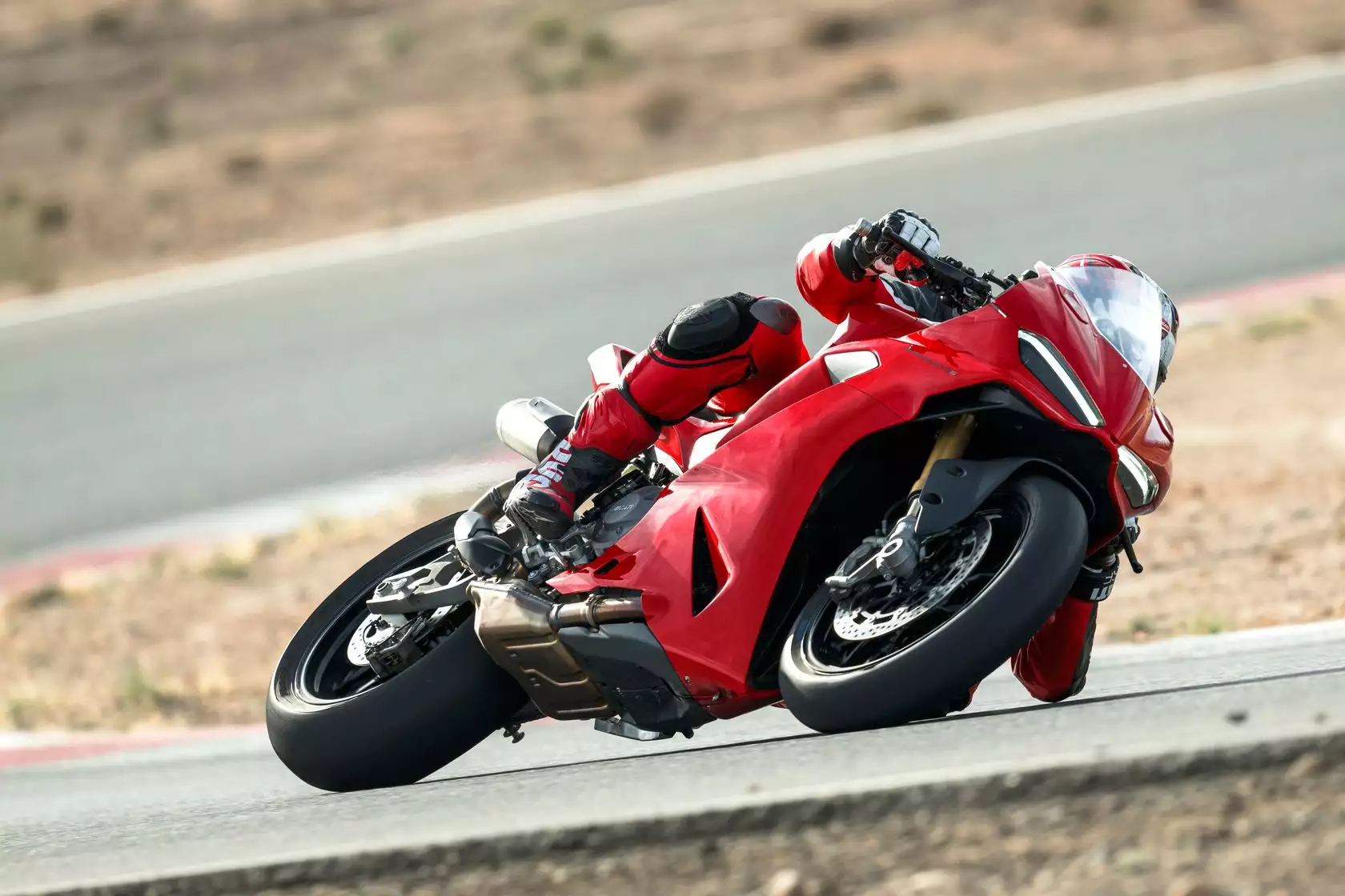 Ducati Panigale V2S 2025 en action Ducati Panigale V2S 2025 en action