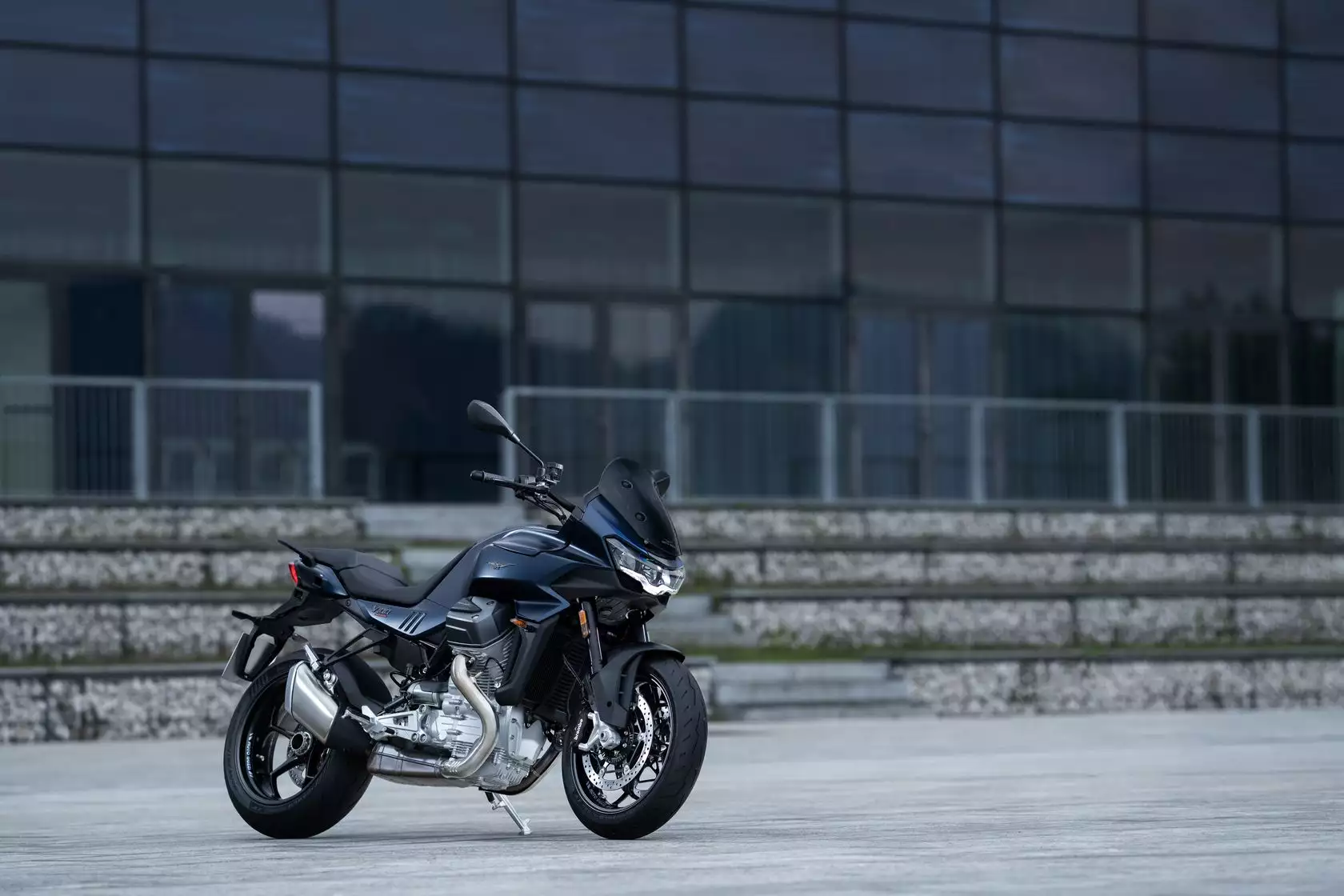 Moto Guzzi V100 Mandello 2025 vue avant droit Moto Guzzi V100 Mandello 2025 vue avant droit