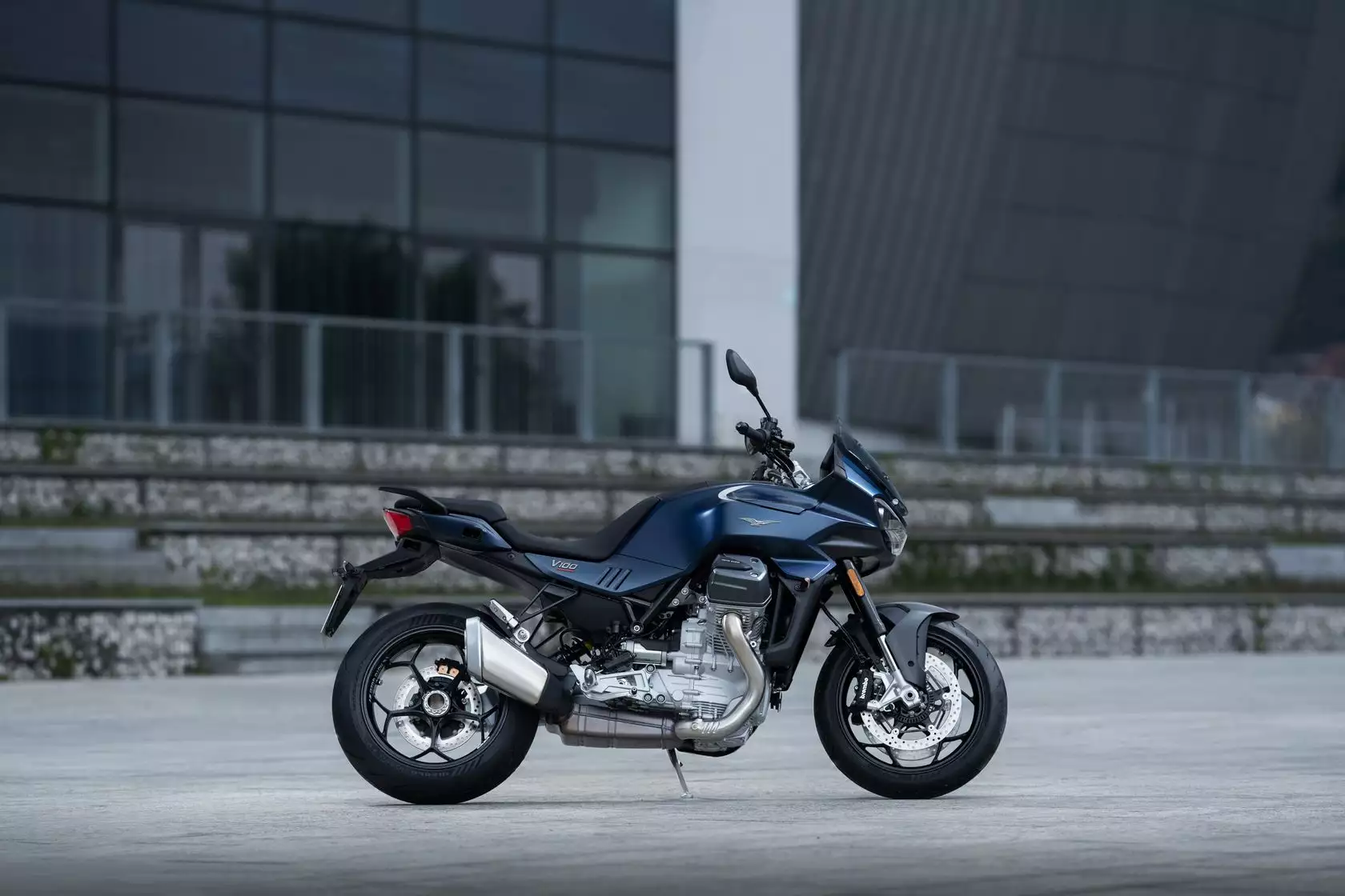 Moto Guzzi V100 Mandello 2025 vue de profil