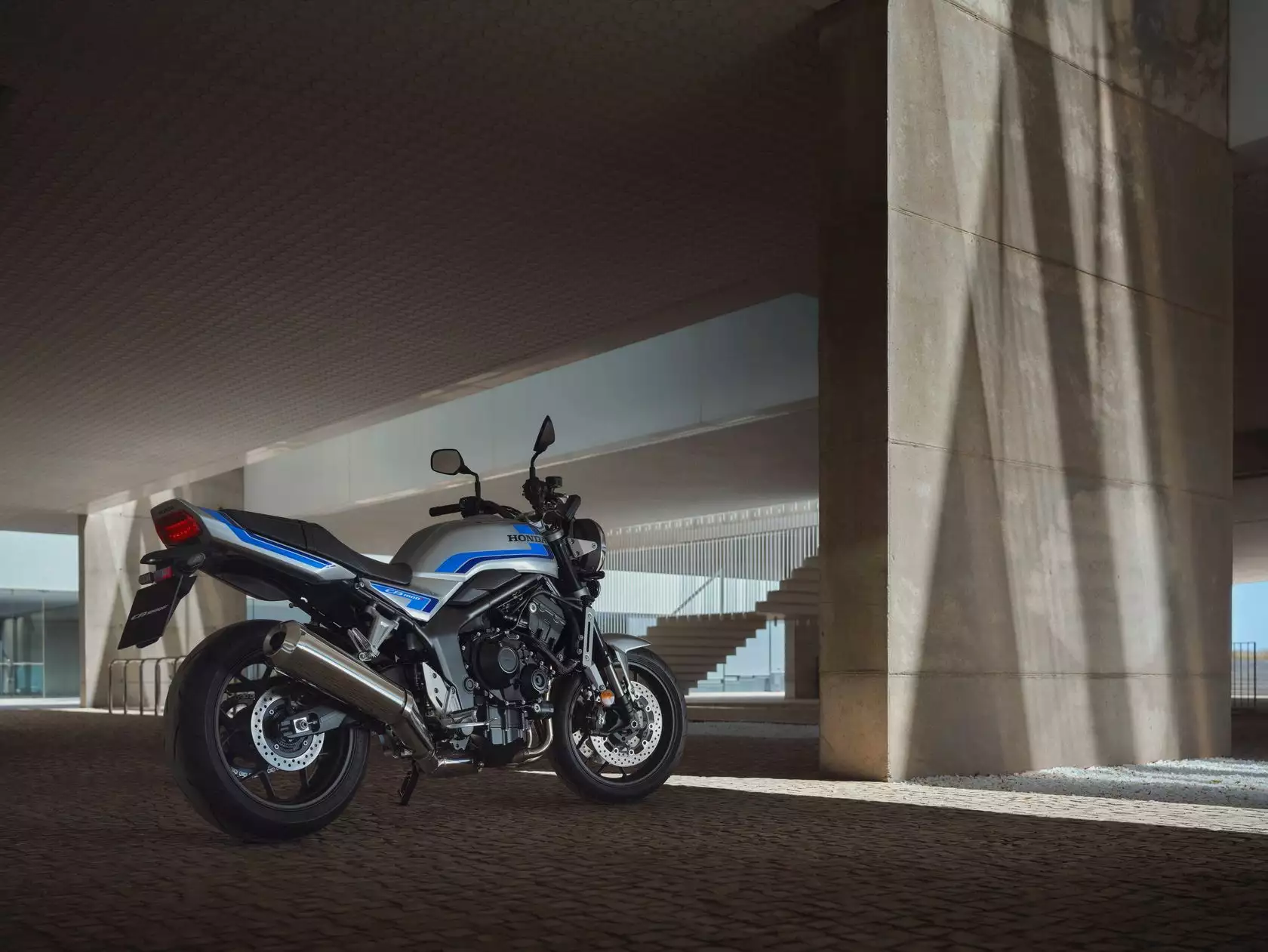 Honda CB1000F 2026 vue arrière droit Honda CB1000F 2026 vue arrière droit