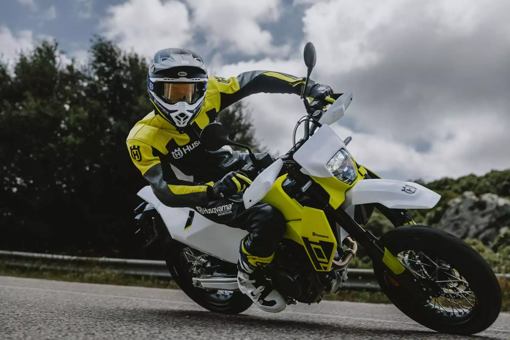 Husqvarna 701 Supermoto 2026 en action Husqvarna 701 Supermoto 2026 en action