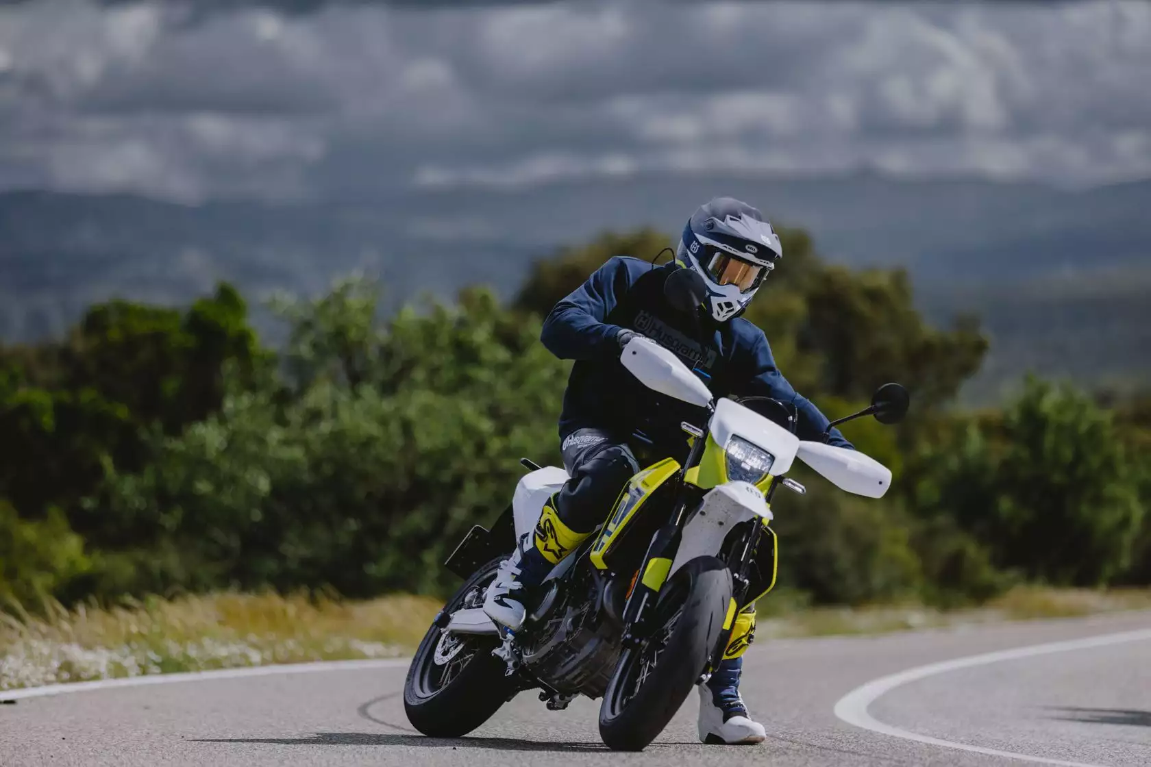 Husqvarna 701 Supermoto 2026 en glisse Husqvarna 701 Supermoto 2026 en glisse