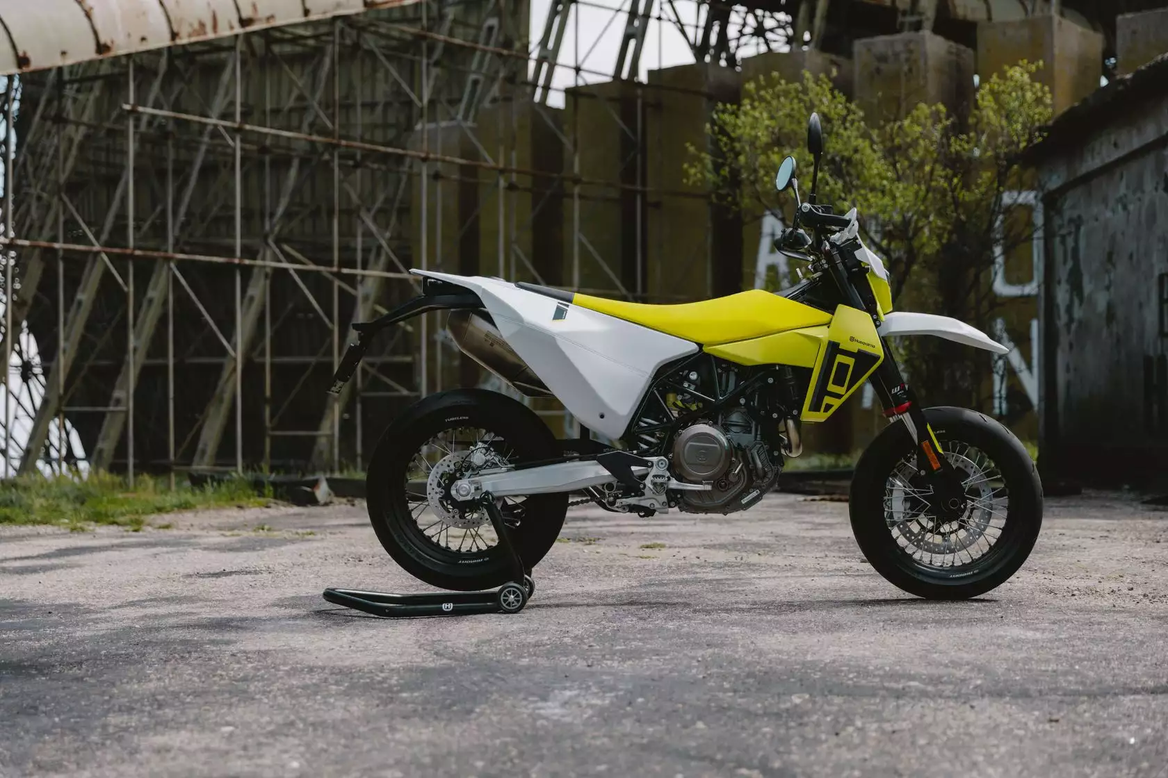 Husqvarna 701 Supermoto 2026 vue de profil Husqvarna 701 Supermoto 2026 vue de profil