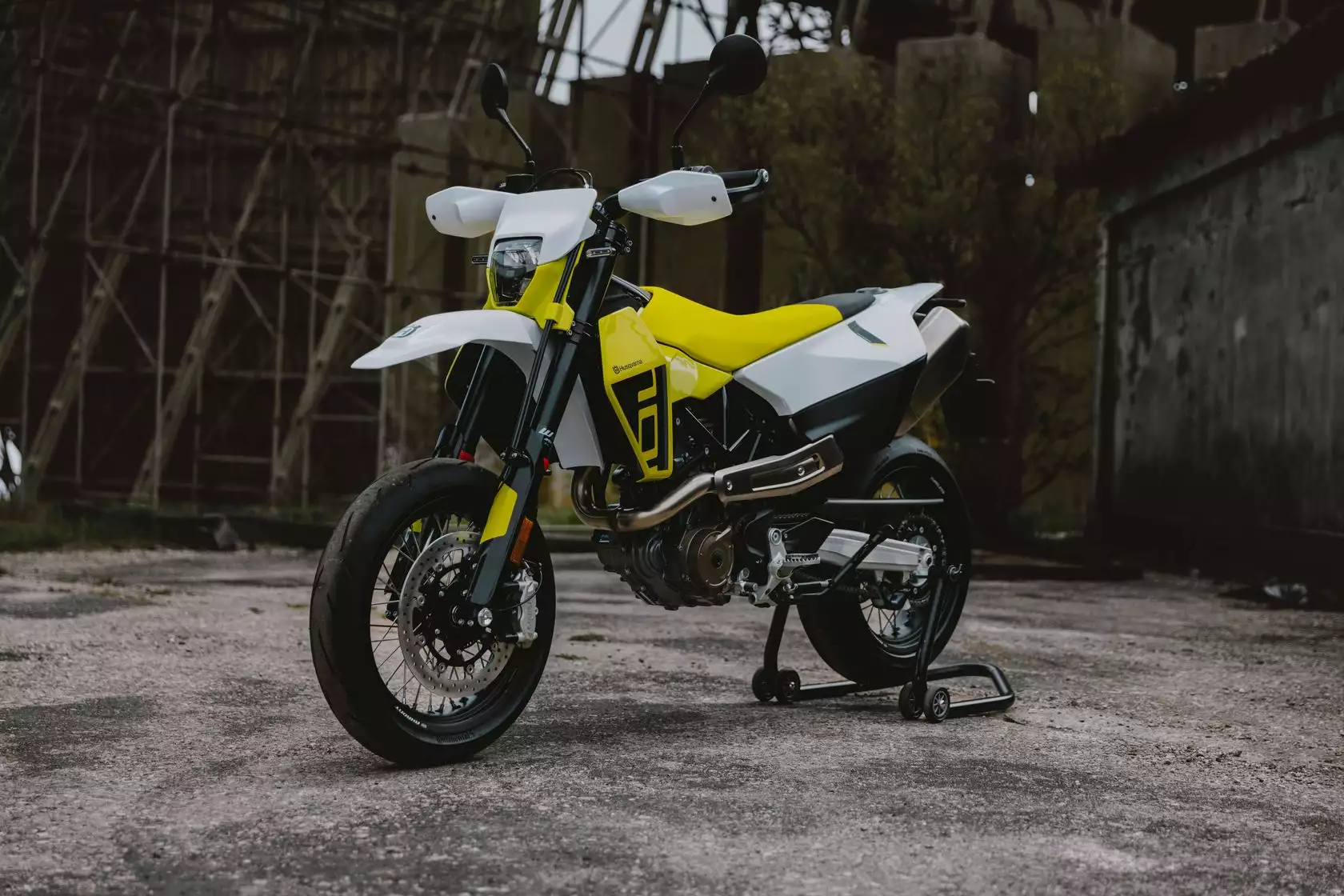 Husqvarna 701 Supermoto 2026 en statique Husqvarna 701 Supermoto 2026 en statique
