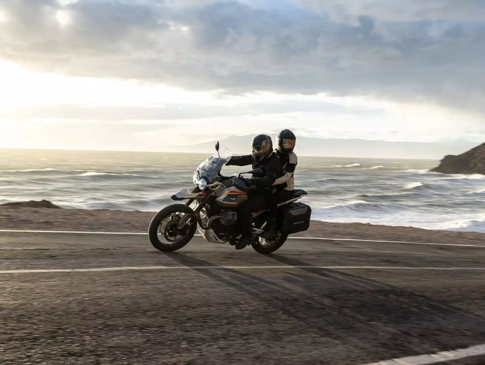 Moto-Guzzi V85 TT Travel 2026 en action