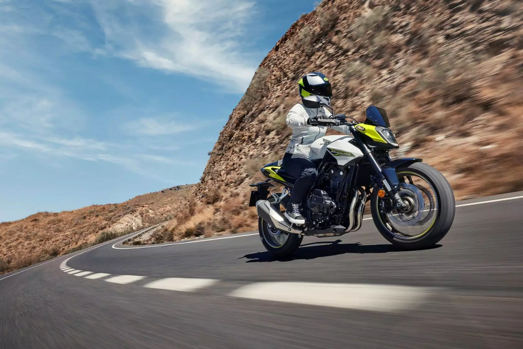 Honda CB500 Hornet 2026 en action Honda CB500 Hornet 2026 en action