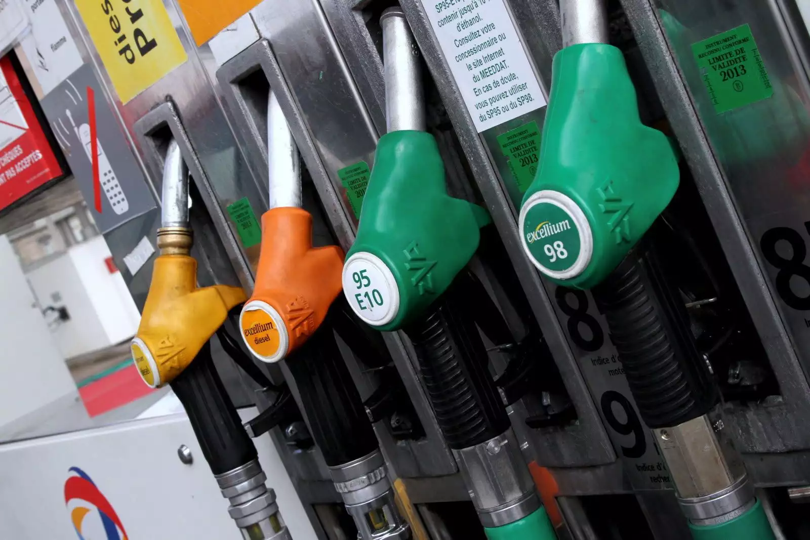 SP95, SP98, SP95-E10 : quel carburant choisir pour sa moto